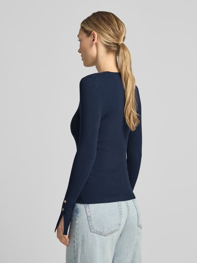 Vrouwenmodel draagt donkerblauw shirt met lange mouwen van viscosemix slim fit model 'Ellie' van GUESS, logodetail, ruglengte maat S 58 cm, mouwlengte maat S 63 cm, met strass-steentjes, volledige lichaamsfoto rugaanzicht
