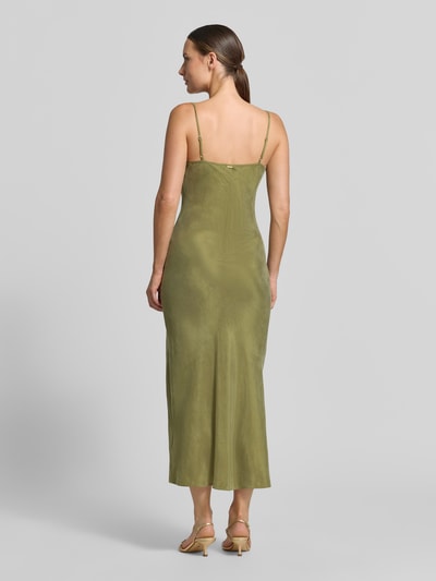 Vrouwenmodel draagt midi-jurk van Lyocellmix met viscose van Model 'Lina' van GUESS in olijfgroen, all-over paisleyprint, slim fit, Spaghettibandjes, ganzichaamsaanzicht achterkant.