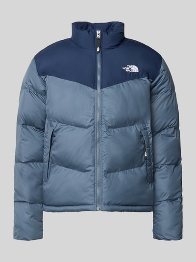 Produktfoto, Regular Fit Jacke in Stepp-Optik Modell 'SAIKURU' von The North Face, blau-graue Farbtöne, sichtbare Logo-Stickerei, glatte Oberflächenstruktur