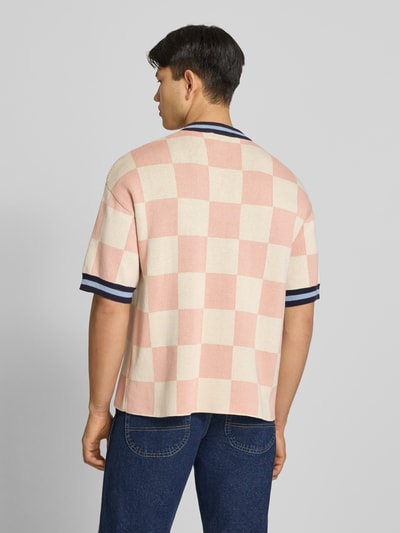 Männermodel trägt Strickshirt mit Label-Stitching Modell 'Victory' von PROHIBITED, Reine Baumwolle, Relaxed-Fit, Rückenlänge 66 cm, Ganzkörperansicht Rückansicht.