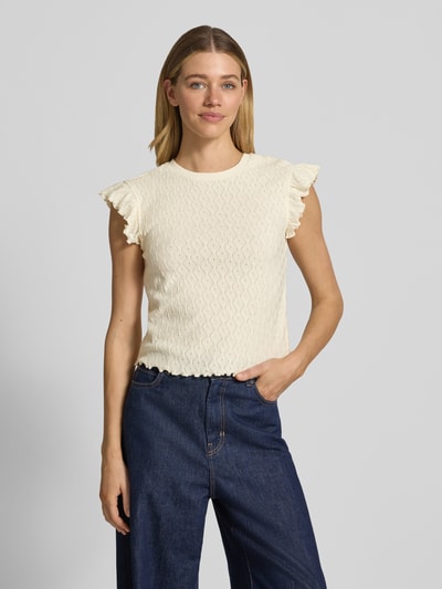 Frauenmodel trägt Strickshirt mit Rundhalsausschnitt und Wellensaum von Jake*s Casual in Creme, reine Baumwolle, Regular Fit, Ganzkörperansicht von vorne.