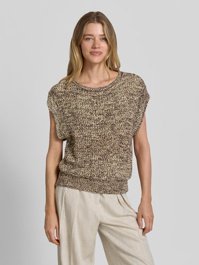 Frauenmodel trägt Pullunder mit Rundhalsausschnitt Modell 'Podenna' von OPUS aus Baumwoll-Mix, Relaxed-Fit, meliert, Nahaufnahme Oberkörper.