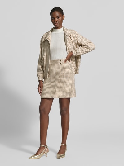 Vrouwenmodel draagt Leicht ausgestellter Mini-Rock aus Baumwoll-Mix van Marc Cain, recht model, all-over look, wikkellook, klepzak, katoenmix met viscose, beige en wit geruit, bandwijdte maat 36: 38 cm, totale lengte maat 36: 49 cm, Ganzkörperansicht van voren.