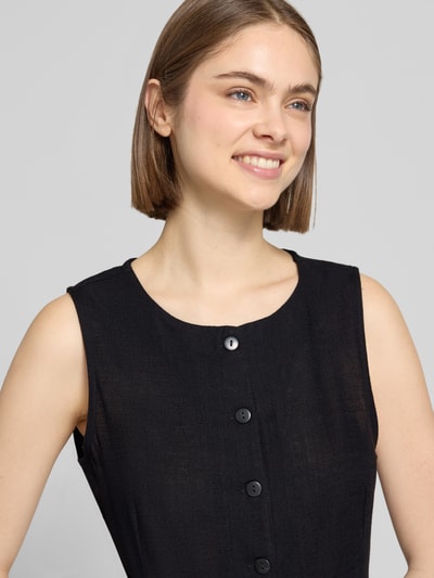 Frauenmodel trägt Weste aus Viskose-Leinen-Mix Modell 'LEILANI' von Noisy May, Schwarz, Knopfleiste, Rundhalsausschnitt, Nahaufnahme Oberkörper. Slim-Fit, Rückenlänge 53 cm, Schulterbreite 32 cm, Brustweite 47 cm.