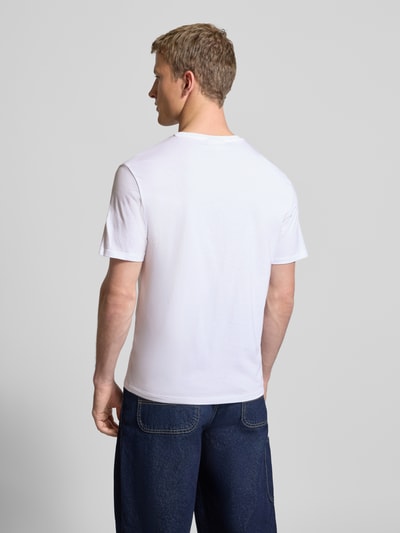 Männermodel draagt T-shirt met labeldetail in set van 2 van Calvin Klein Jeans, puur katoen, regular fit, ruglengte maat M 73 cm. Ganzkörperansicht Rückansicht.
