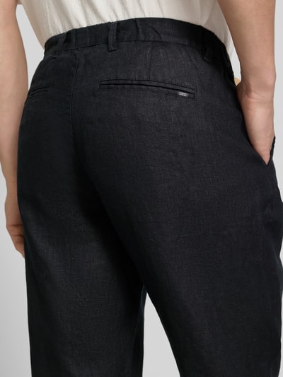 Männermodel trägt Leinenhose mit Eingrifftaschen Modell 'Pandrup' von Casual Friday in Schwarz, Reines Leinen, Regular-Fit, Detailaufnahme Rückansicht. Bundweite bei Größe 32/32: 42 cm, Innenbeinlänge: 83 cm.