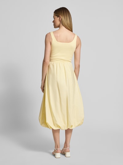 Frauenmodel trägt knielanges Bubble Kleid mit Karree-Ausschnitt von Rich & Royal, Baumwoll-Mix, A-Linie, gelb, Ganzkörperansicht Rückansicht.