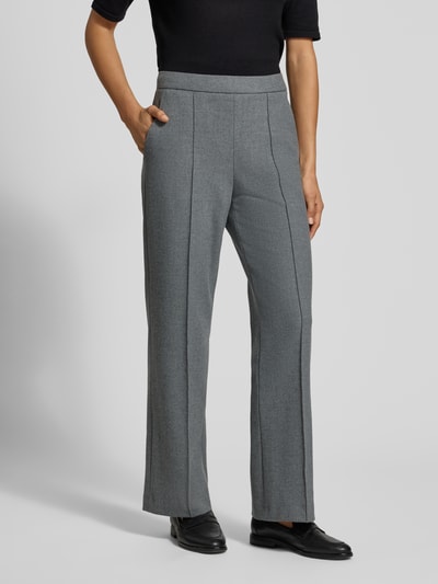 Frauenmodel trägt Gerade Hose mit fixierten Bügelfalten Modell 'RENEE' von Raffaello Rossi in Grau, glatte Textur, Nahaufnahme Oberkörper. Damen Gerade Hose von Raffaello Rossi.