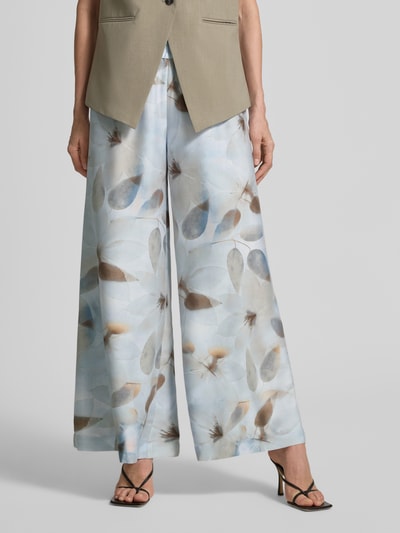 Frauenmodel trägt Hose mit elastischem Bund Modell 'HELENA' von Raffaello Rossi, Relaxed Fit, Material-Mix mit Stretch, Allover-Muster, Ganzkörperansicht von vorne.