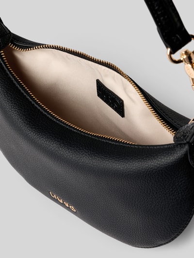 Produktfoto, Shoulder Bag in Leder-Optik Modell 'Kaliska' von Liu Jo White, schwarz mit Reißverschluss, goldfarbenes Logo, strukturierte Oberfläche