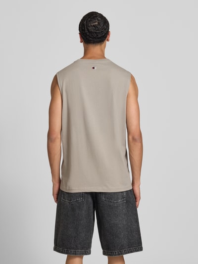 Männermodel trägt Top mit Label-Stitching und Rundhalsausschnitt von CHAMPION, Reine Baumwolle, Regular-Fit, Rückenlänge 71 cm, Ganzkörperansicht Rückansicht.