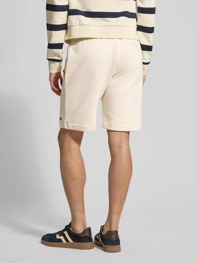 Mannenmodel draagt Regular Fit Sweatshorts uit katoenmix van Lacoste, look: effen kleuren, boord elastisch met tunnelkoord, steekzakken zij-, achterzak, materiaalverwerking: sweat, Ganzkörperansicht Rückansicht.
