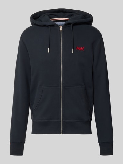 Produktfoto, Sweatjacke mit Kapuze und Logo-Stitching von Superdry aus dunkelblauem Baumwoll-Mix, Regular-Fit, Reißverschluss, seitliche Eingrifftaschen, gerippte Abschlüsse, Label-Detail.