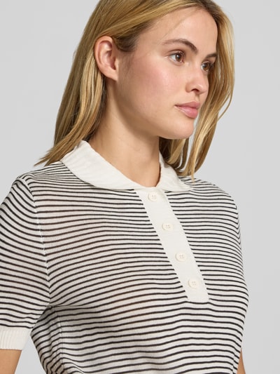 Frauenmodel trägt Poloshirt mit gerippten Abschlüssen von MANGO, gestreiftes Design, Polokragen, kurzärmelig, Nahaufnahme Oberkörper.