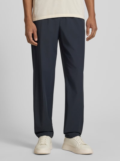 Męski model trägt spodnie 'Hose mit elastischem Bund und Gesäßtaschen' von Armani Exchange, mieszanka materiałów z dodatkiem streczu, krój relaxed fit, elastyczny pas, kieszenie z tyłu, szerokość w rozmiarze 32: 40 cm, długość wewnętrzna nogawki w rozmiarze 32: 79 cm, ciemnoniebieskie, gładka tekstura, Ganzkörperansicht von vorne.