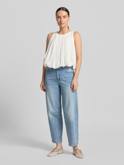 Frauenmodel trägt Barrel Fit Jeans mit Eingrifftaschen von Zero im Used-Look aus Baumwoll-Elasthan-Mix, Ganzkörperansicht von vorne.
