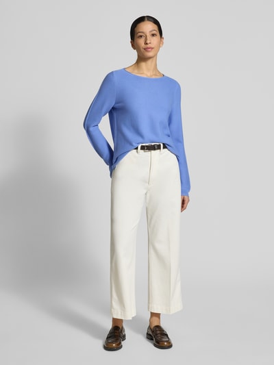 Vrouwenmodel draagt Regular Fit Pullover met structuurpatroon van Christian Berg Woman, puur katoen, ronde hals, elastische mouwboorden, ruglengte maat S 62 cm, mouwlengte maat S 66 cm, geheel blauwe tint, witte broek, gladde texturen, vooraanzicht op volledige lengte