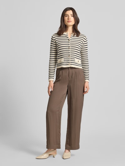 Frauenmodel trägt Regular Fit Stoffhose aus Lyocell-Mix mit Viskose-Anteil von Fynch-Hatton in Braun, Bundfalten, Ganzkörperansicht von vorne.