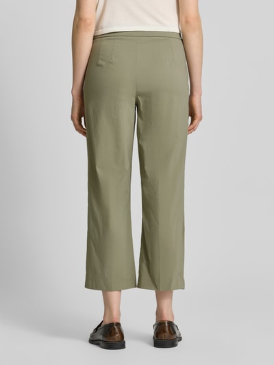 Frauenmodel trägt Hose aus Viskose-Mix in verkürzter Passform Modell 'FENJA2' von STEHMANN in Hellgrün mit Elastikbund, Ganzkörperansicht Rückansicht. Damen Hose mit Stretch-Anteil, elastischer Bund, Bundweite 40 cm, Innenbeinlänge 66 cm bei Größe 36.