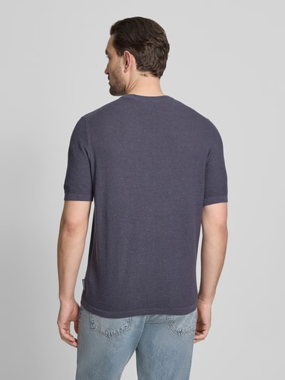 Männermodel trägt Regular Fit T-Shirt aus Baumwoll-Leinen-Mix von Marc O'Polo in Strickoptik, dezentes Blau, Ganzkörperansicht Rückansicht.