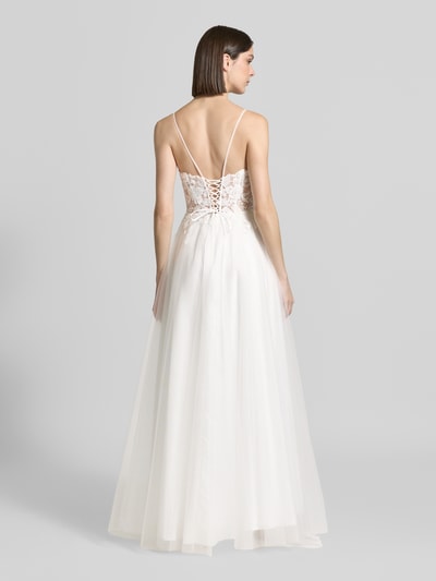 Modelka prezentuje długą sukienkę 'Maxikleid mit Stitchings und rückseitiger Schnürung' od Luxuar z tiulu, hafty, wiązanie z tyłu, fason taliowany, długość tyłu w rozmiarze 36: 14 cm, szerokość w rozmiarze 36: 34 cm, jasna kolorystyka, faktura lekka, całkowity widok z tyłu.