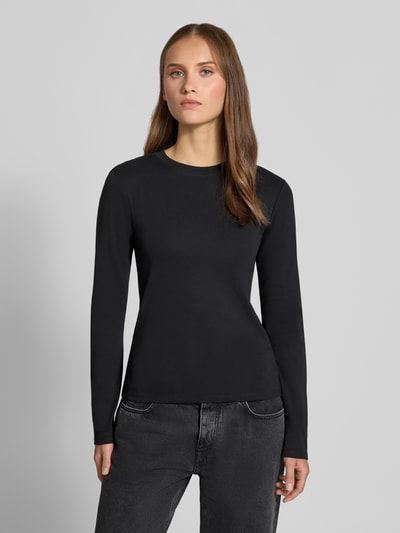 Frauenmodel trägt Longsleeve mit Rundhalsausschnitt Modell 'EVERYDAY' von TOPSHOP in Schwarz, reine Baumwolle, figurbetont, Ganzkörperansicht von vorne.