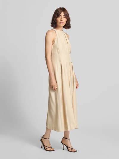 Vrouwenmodel draagt Midikleid aus Viskose-mix mit Leinen-Anteil van Christian Berg Cocktail in beige met Stolpplooi, getailleerd, mouwloos design, Dames midi-jurk, Viscosemix met linnen, Ruglengte maat 36: 124 cm, borstwijdte 42 cm, Ganzkörperansicht van voren.