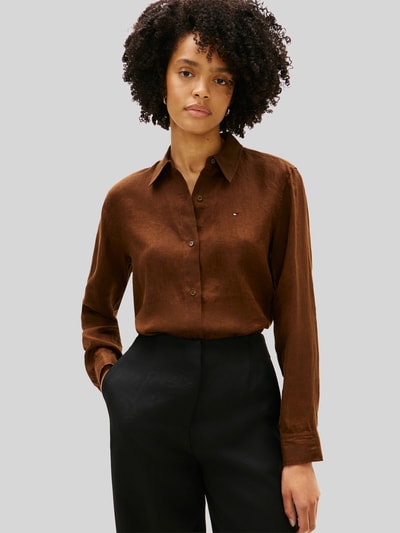 Frauenmodel trägt Relaxed Fit Langarmbluse aus reinem Leinen von Tommy Hilfiger, Optik: Unifarben, Materialverarbeitung: Flammgarn, Ganzkörperansicht von vorne.
