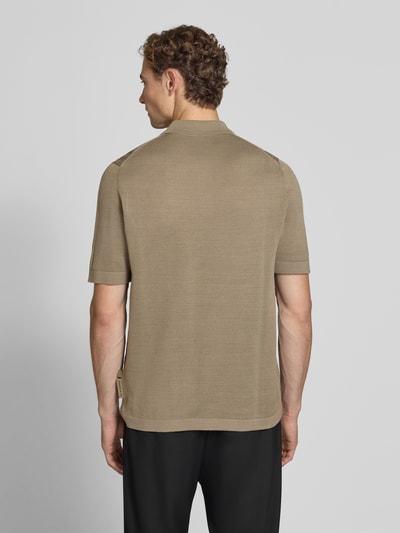 Männermodel trägt Regular Fit Poloshirt aus reiner Baumwolle - Marc O'Polo × DFB Travel Collection, unifarben, Stricktextur, Ganzkörperansicht Rückansicht.