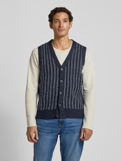 Männermodel trägt Strickweste mit V-Ausschnitt und Knopfleiste von Lindbergh, Material-Mix, Regular Fit, Dunkelblau, Ganzkörperansicht von vorne.