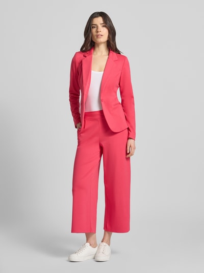 Frauenmodel trägt Wide Leg Sweatpants mit elastischem Bund Modell 'Kate' von ICHI in kräftigem Pink, Material-Mix mit Viskose-Anteil, Damen, Ganzkörperansicht von vorne.