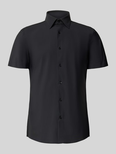 Produktfoto, Slim Fit Businesshemd Modell 'P-HANK-K-SH-262' von BOSS in Schwarz, unifarben, Kentkragen, Kurzarm, glatte Textur, einreihige Knopfleiste.