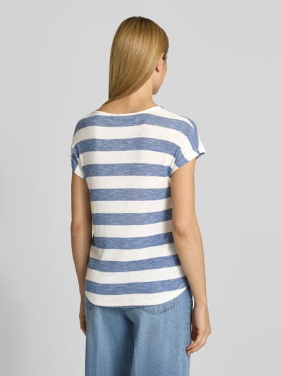 Vrouwenmodel draagt Regular Fit T-Shirt uit viscosemix model 'WIDE STRIPE' van Vero Moda, meerkleurig, fijne brei, rugaanzicht.