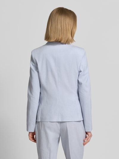 Vrouwenmodel draagt Regular Fit Blazer uit linnenmix met paspelzakken van Christian Berg Woman Selection, lichtblauw, effen structuur, reverskraag, katoenmix, ruglengte 60 cm, borstwijdte 46 cm, mouwlengte 60 cm, geheelopname achteraan.