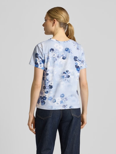 Frauenmodel trägt T-Shirt im Allover-Look mit Rundhalsausschnitt von monari, Baumwoll-Mix, blau-weiß gemustert, Rückenansicht, Ganzkörperansicht Rückansicht.
