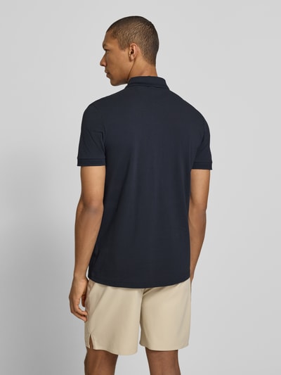 Mężczyznamodel nosi koszulkę polo Regular Fit Poloshirt aus reiner Baumwolle Modell 'PIO 1' von BOSS Green, krój regular fit, efekt: jednolity kolor, wytłaczane logo, kołnierzyk polo, dekolt w serek, listwa guzikowa, krótki rękaw, zakończenia rękawów: prążkowane, wykończenie materiału: tkanina, materiał: bawełna, całkowity widok z tyłu.
