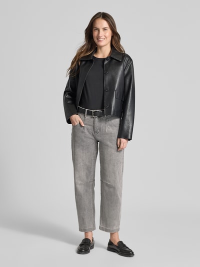 Frauenmodel trägt Straight Fit Jeans mit Viskose-Anteil Modell 'Barrel' von Buena Vista, grau, glatte Textur, 5-Pocket, Ganzkörperansicht von vorne.