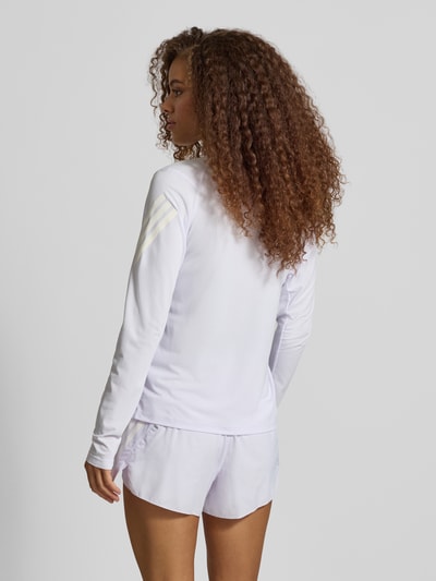 Frauenmodel trägt Regular Fit Sport-Langarmshirt mit Logo-Print Modell 'adi365///' von adidas in Weiß, glatte Textur, adidas Training, Ganzkörperansicht Rückansicht.
