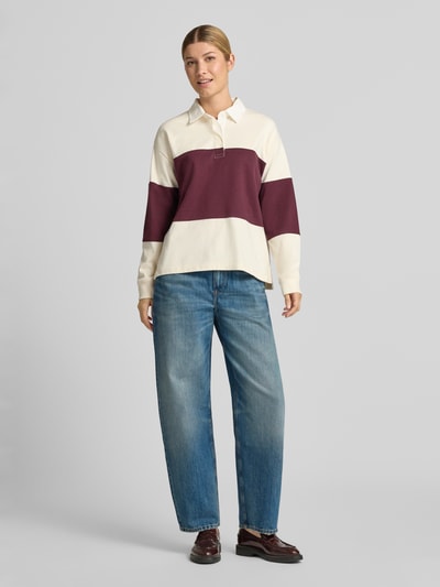 Frauenmodel trägt Regular Fit Barrel Jeans aus reiner Baumwolle Modell 'QUINN' von Tommy Hilfiger, blaue Farbe, lockere Passform, Damen Barrel Jeans von Tommy Hilfiger, Ganzkörperansicht von vorne.
