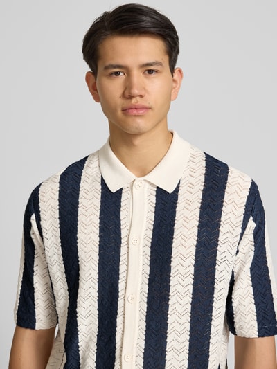Mannelijk model draagt Regular Fit Poloshirt met knoopsluiting model 'TYLER' van Jack & Jones, katoenmix, halve mouw, voorkant bovenlichaam.