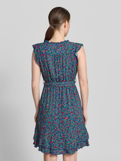 Frauenmodel trägt Minikleid aus Viskose mit Bindegürtel von Apricot, florales Muster, Taillierter Schnitt, Schmetterlingsärmel, Stufenrock, Rückenansicht Ganzkörperansicht.