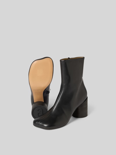 Produktfoto, Stiefelette mit Reißverschluss von MM6 Maison Margiela in Schwarz mit Blockabsatz, glatter Sohle und Ziernaht, abgerundete Passform