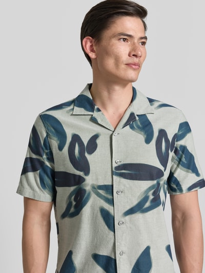 Męski model nosi Casual Fit Freizeithemd im Allover-Look od OLYMP, bawełna, krój casual fit, wzór allover, kołnierz rewersowy, zbliżenie na górę ciała.