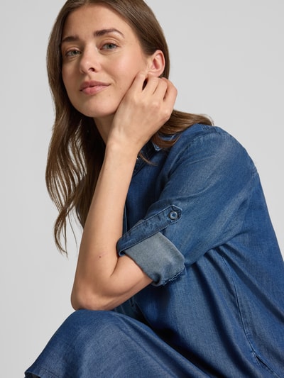 Frauenmodel trägt Knielanges Jeanskleid mit kurzer Knopfleiste von Milano Italy aus reinem Lyocell, Straight Fit, 3/4-Arm, Nahaufnahme Oberkörper