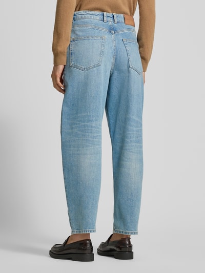 Kobiece modelka nosi Wide Fit Jeansy z mieszanki bawełny Model 'LARA' od Marc O'Polo, jednolity jasny denim, naszywka z logo, 5 kieszeni, widok całej sylwetki z tyłu.