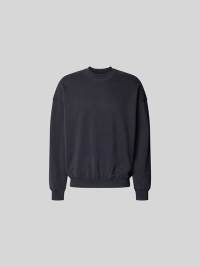 Produktfoto, Sweatshirt mit gerippten Abschlüssen von ANNARR in Dunkelgrau aus reiner Bio-Baumwolle, lockerer Schnitt, Rundhalsausschnitt, Rückenlänge 69 cm bei Größe M.