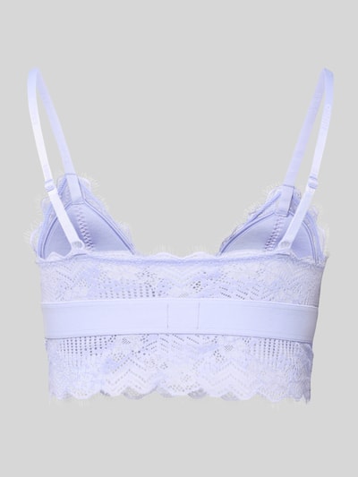 Frauenmodel trägt Bralette aus Spitze von HUGO, Optik: Unifarben, Cup-Detail: Leicht wattiert, Label-Patch, elastischer Bund, Trägerform: Verstellbare Spaghettiträger, Materialverarbeitung: Spitze, Ganzkörperansicht Rückansicht.