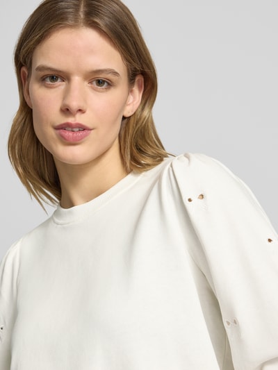 Frauenmodel trägt Regular Fit Sweatshirt aus Baumwoll-Mix Modell 'FEMME' von Only in Optik: Unifarben mit Lochstickdetails an Ballonärmeln, Materialverarbeitung: Sweat, Nahaufnahme Oberkörper.