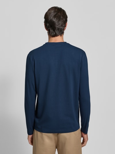 Männermodel trägt Regular Fit Langarmshirt aus Baumwoll-Mix Modell 'TCHARK' von BOSS Orange in Unifarben, Ganzkörperansicht Rückansicht.