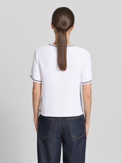 Frauenmodel trägt Strickshirt mit Kontraststreifen von Marc Cain aus Baumwoll-Mix, Regular-Fit, weiß mit dunklen Nähten, Rückenansicht Ganzkörperansicht